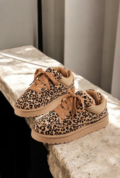 Chaussures baskets basses légèrement compensées fourrées motif léopard style sneakers