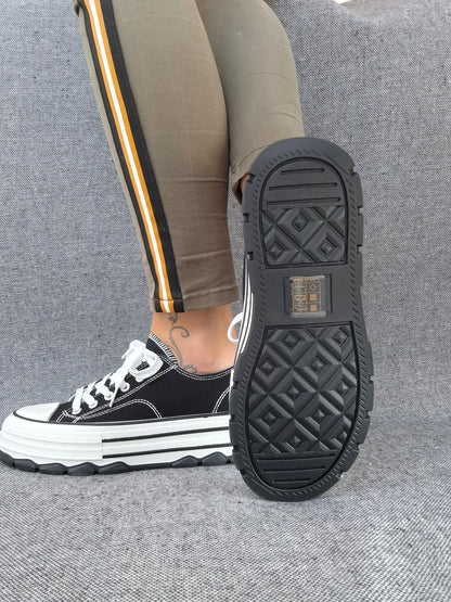 Chaussures baskets noires et blanches semelles plate-forme tout terrain style converse