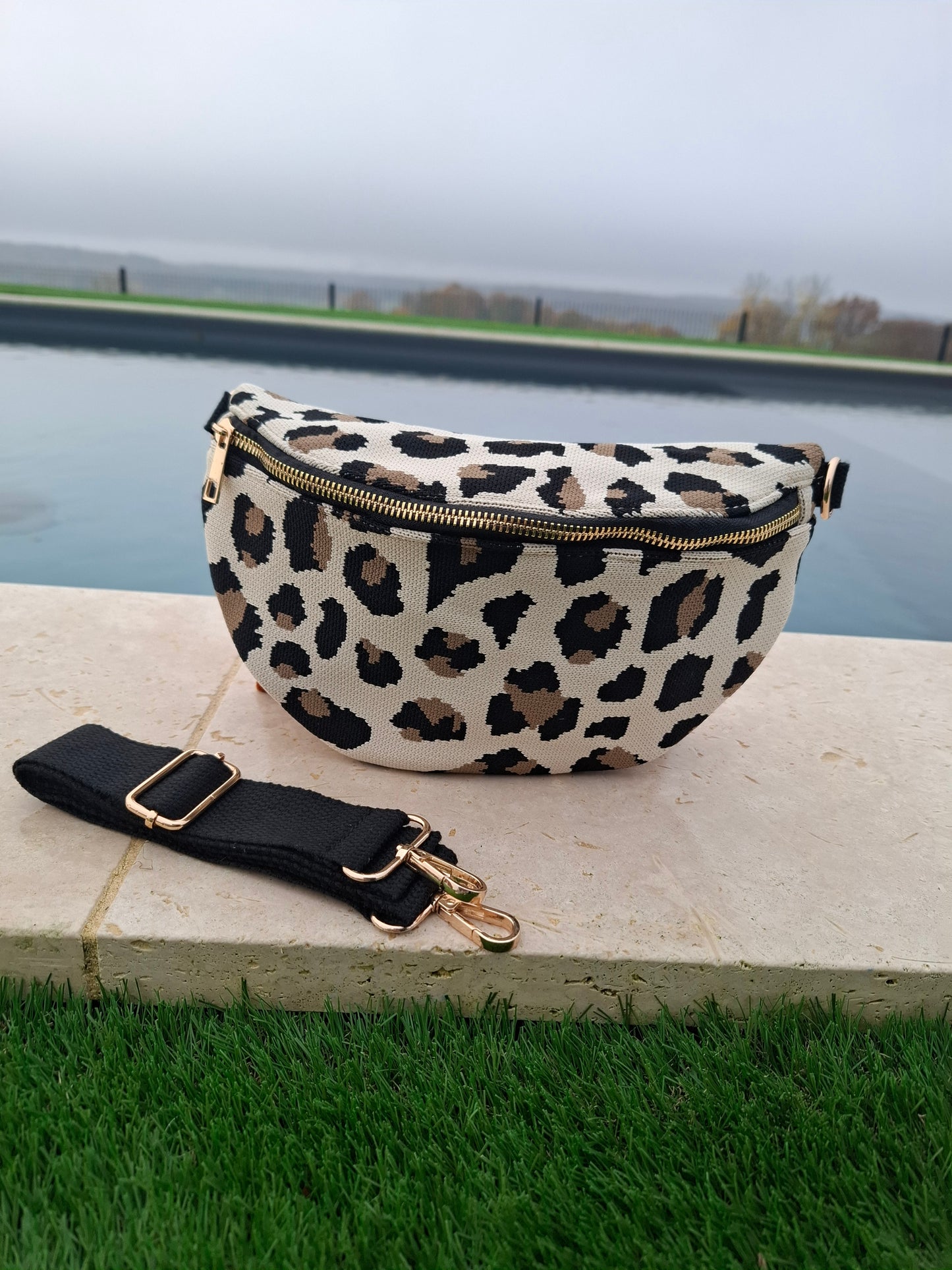 Sac banane en tissu toucher jute beige imprimé léopard