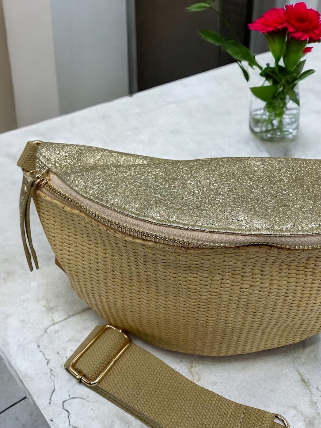 Sac banane bi-matière en paille beige et simili cuir doré pailleté