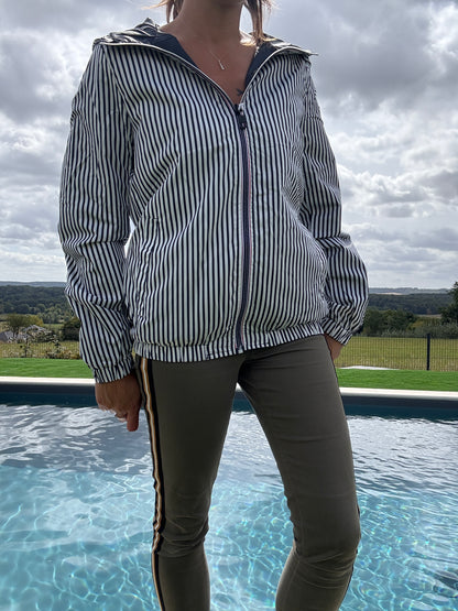 New Lolo - Manteau court mi fesses léger imperméable réversible bleu marine capuche intérieur marin rayé bleu marine blanc
