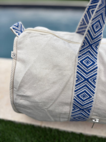 Sac polochon en coton tissu beige avec poignées motifs géométriques en bleu et blanc