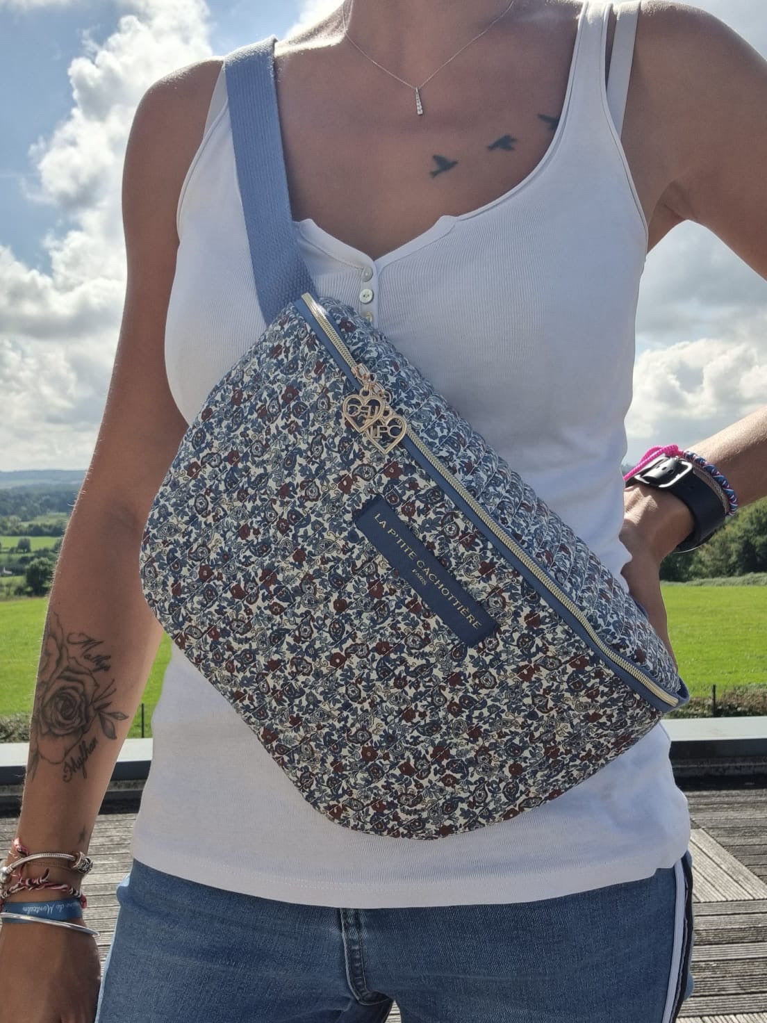 Sac banane en coton liberty bleu, rouge et blanc « La Ptite cachottière »