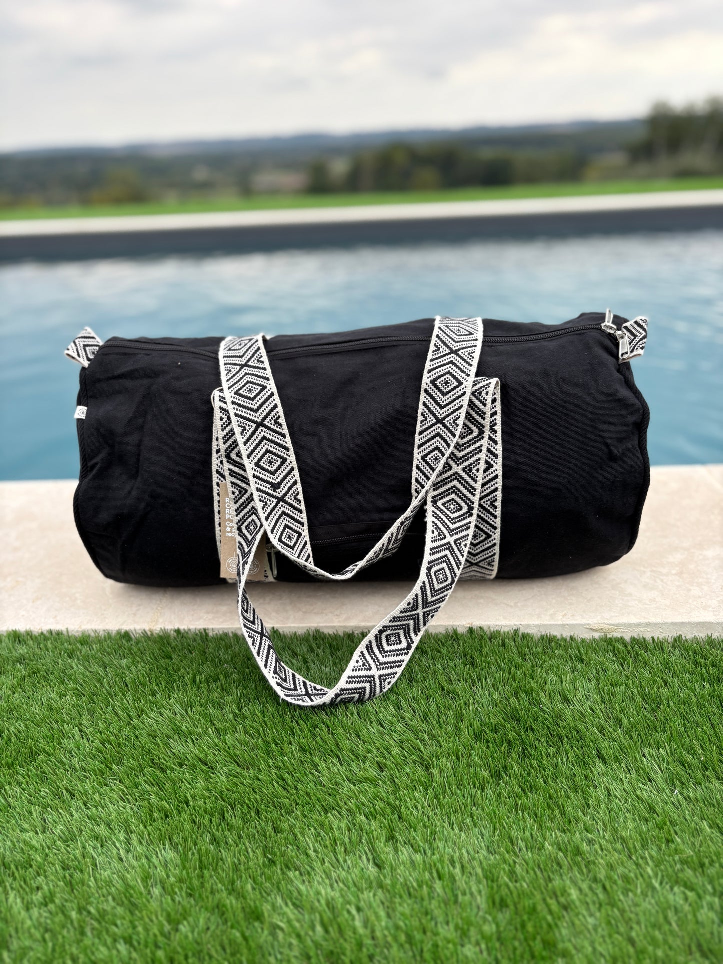 Sac polochon en coton tissu noir avec poignées motifs géométriques en noir et blanc