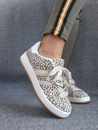 Chaussures baskets basses motif léopard basse en tissu beige style campus