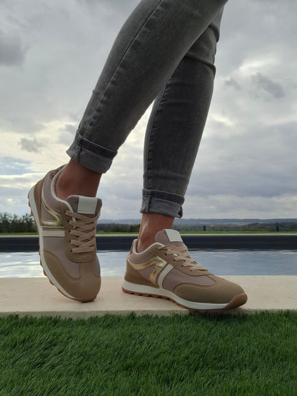 Chaussures baskets kaki et taupe avec un motif doré style sneakers new balance
