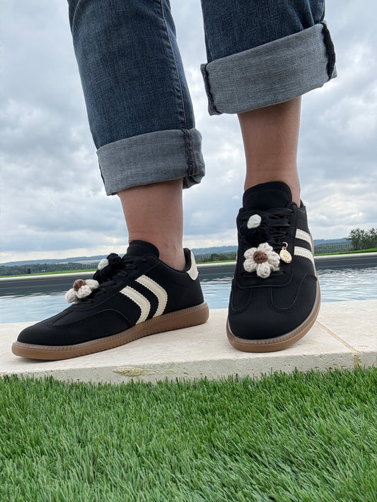 Nouveautés - Chaussures baskets plates noires avec deux bandes blanches (bijoux de lacets)