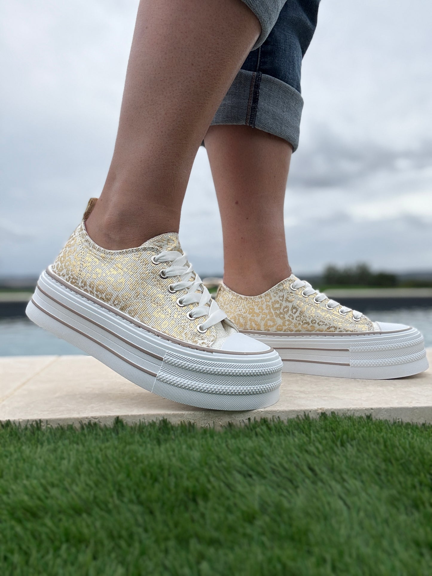 Chaussures baskets basses semelle compensée tissu motif léopard doré style converse