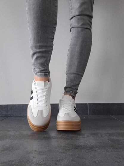 Chaussures baskets blanches légèrement compensée style campus à bandes noires