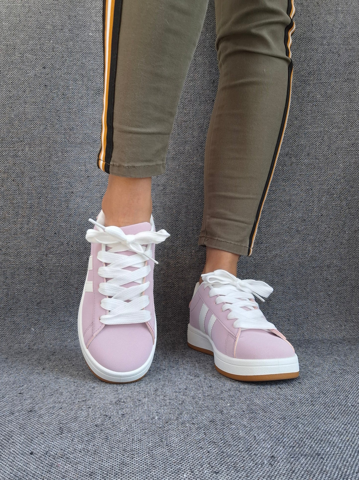 Chaussures baskets basses rose pale lilas avec bandes blanches style sneakers campus