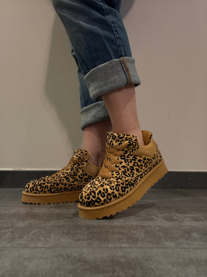 Chaussures baskets basses légèrement compensées fourrées motif léopard style sneakers