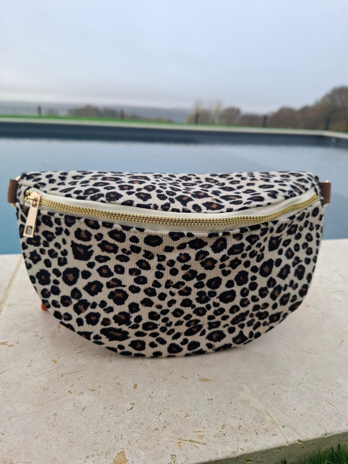 Sac banane en velours côtelé beige et noir imprimé léopard