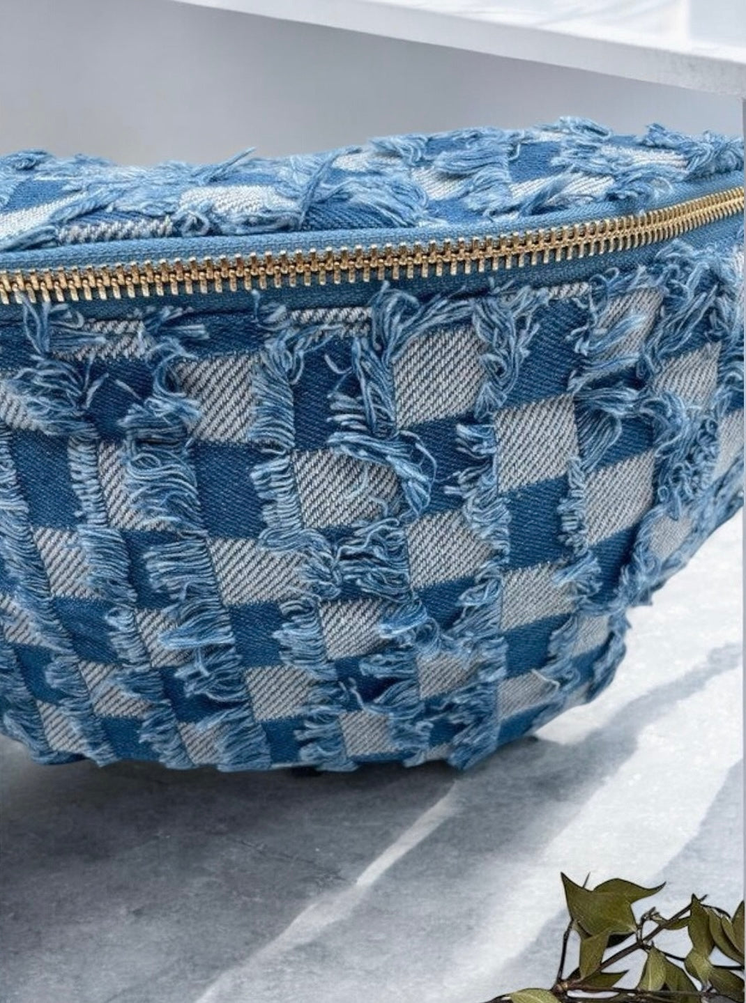 Sac banane en denim carrés bleu clair