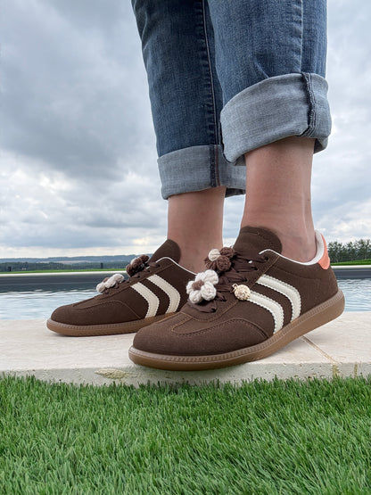 Chaussures baskets plates marron avec deux bandes blanches (bijoux de lacets)