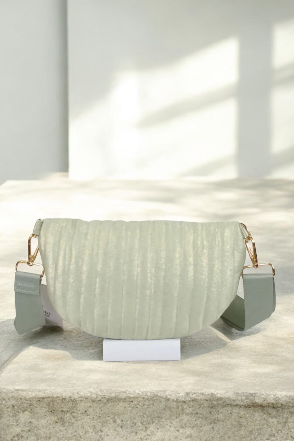 Sac banane en tissu irisé texturé relief élégant vert d’eau