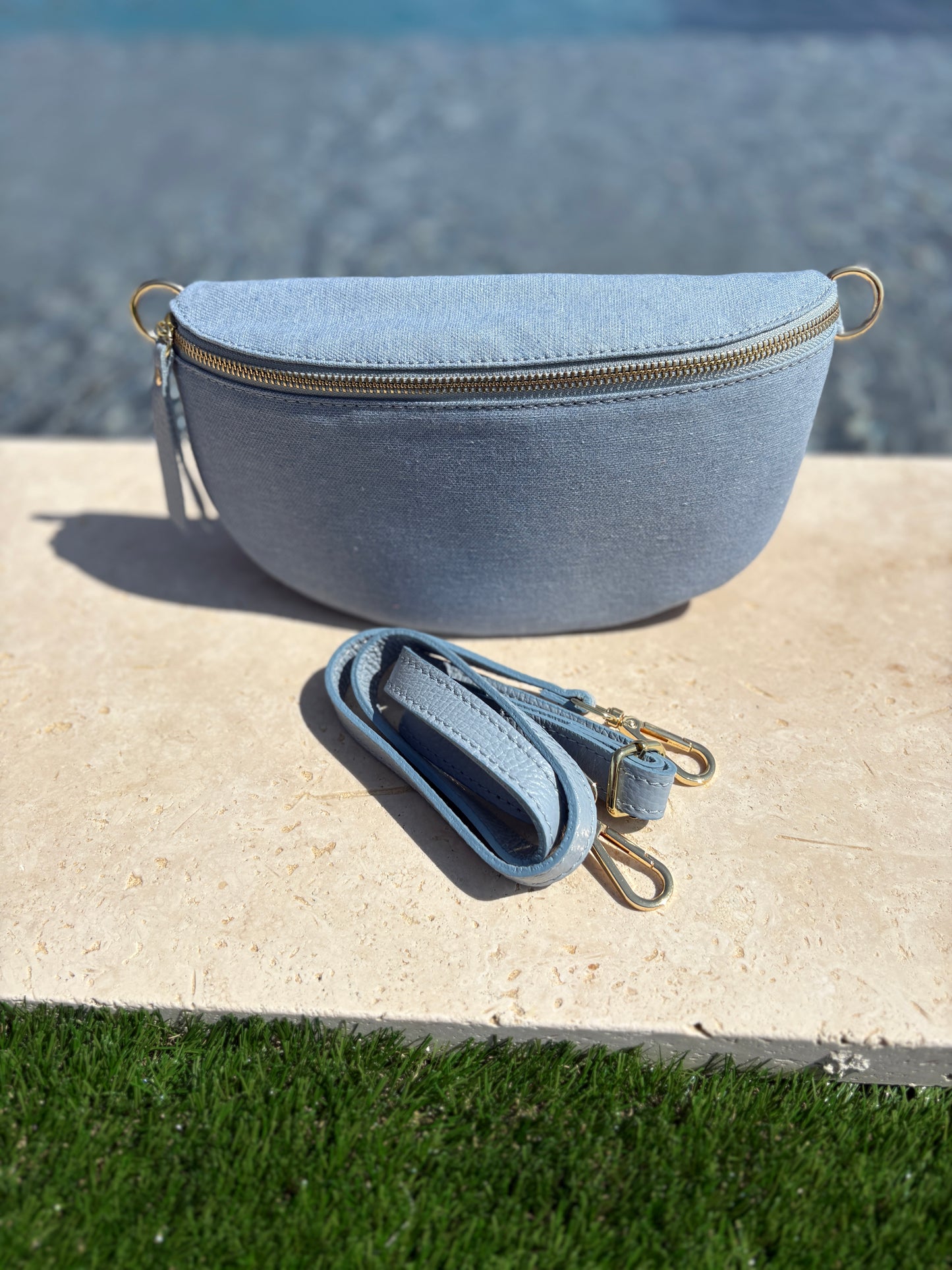 Sac banane tissu jean bandouliere bleu clair en cuir