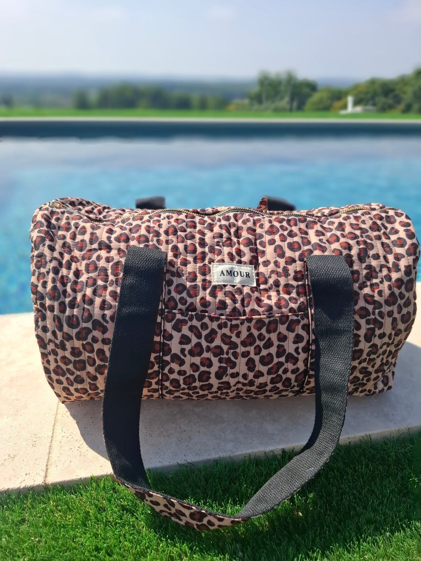 Sac polochon en coton matelassé beige taupe motifs léopard noir et marron