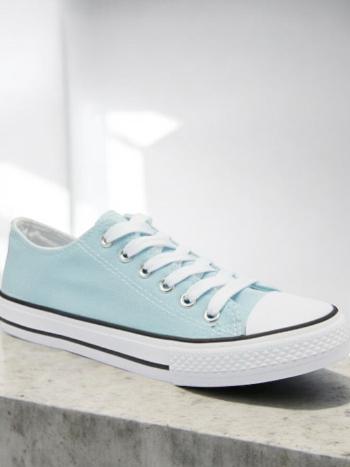 Chaussures baskets basses bleu ciel et blanc type converse