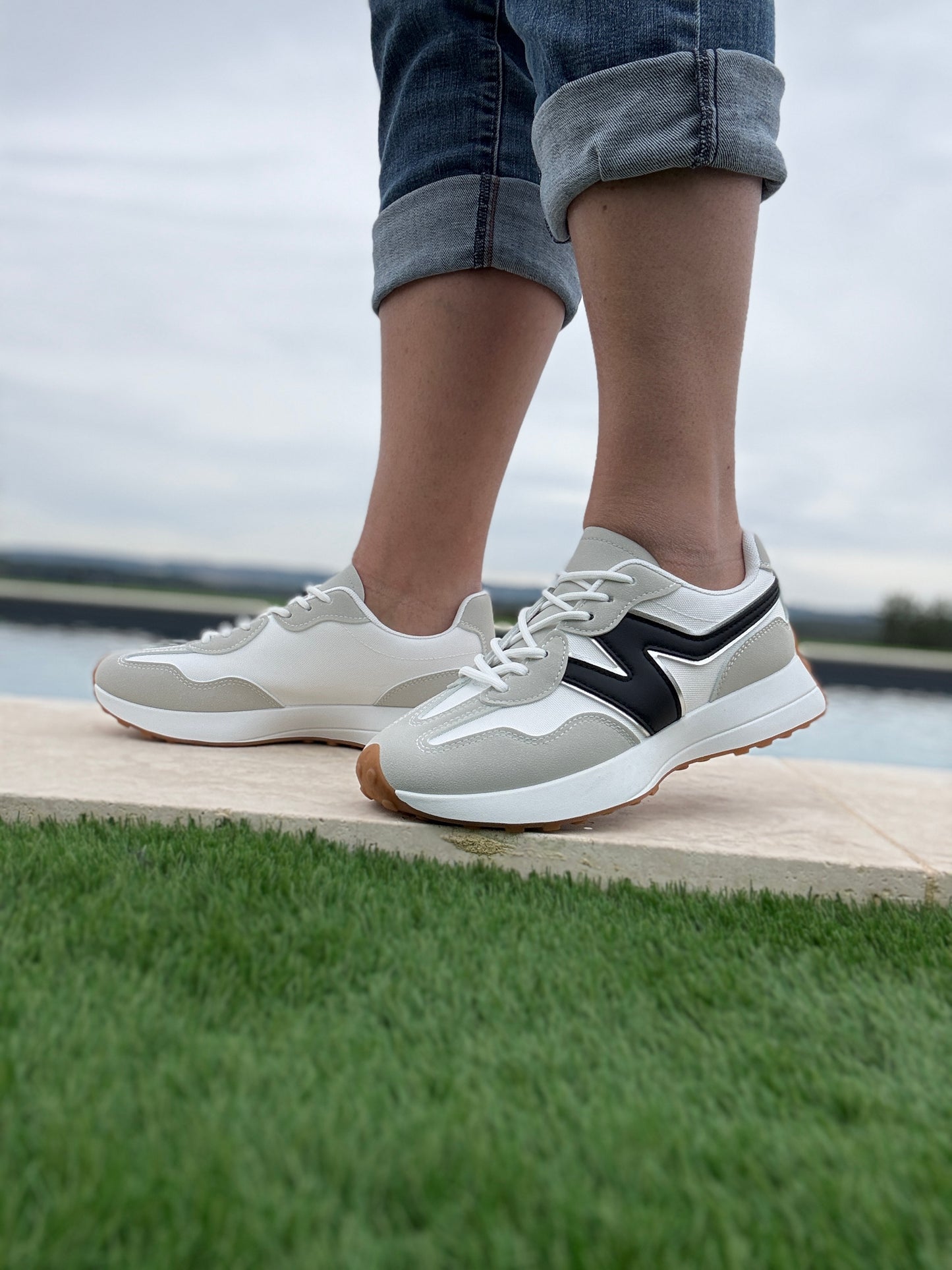Chaussures baskets en tissu blanc et gris rehaussée par un motif noir style new balance