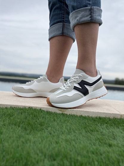Chaussures baskets en tissu blanc et gris rehaussée par un motif noir style new balance
