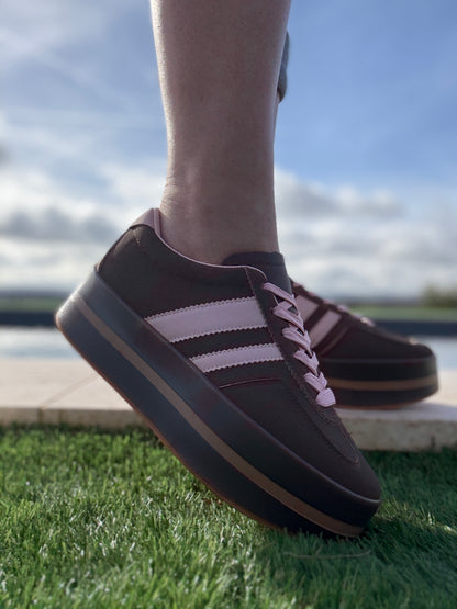 Chaussures baskets basses compensées marron avec bandes roses style sneakers campus