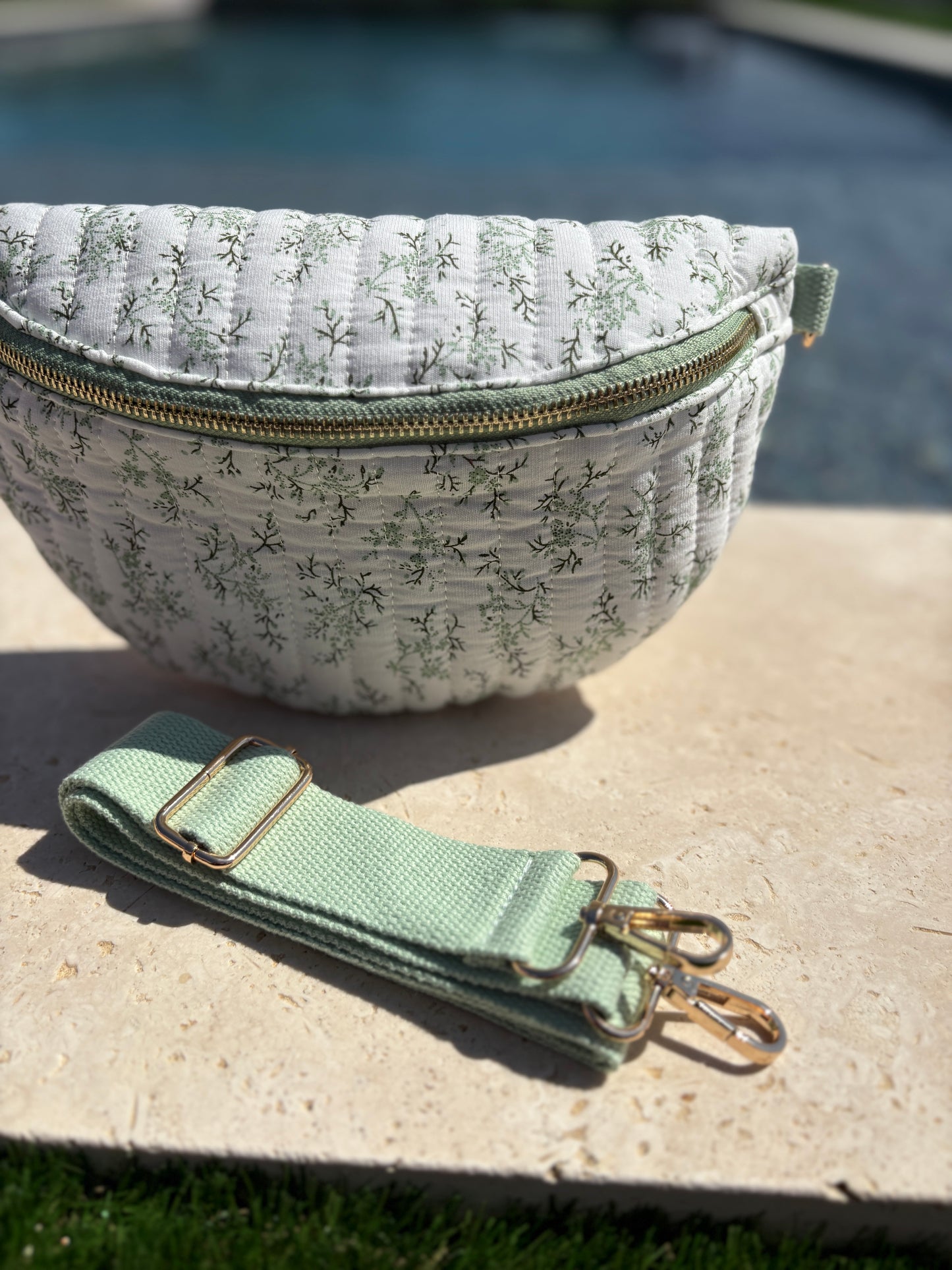 Sac banane en coton matelassé liberty blanc motif floral vert olive