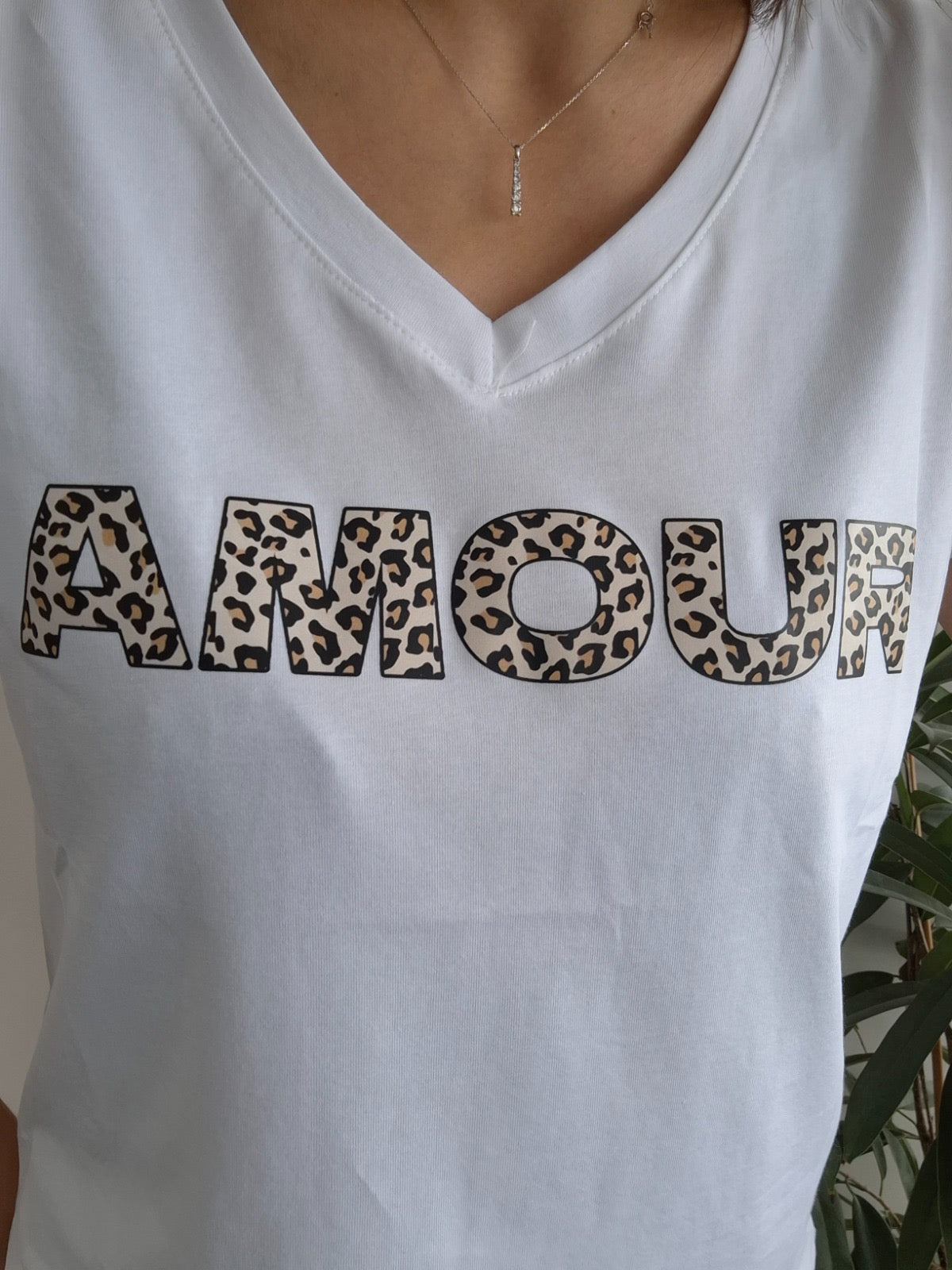 T-shirt blanc en coton avec imprimé léopard "AMOUR"