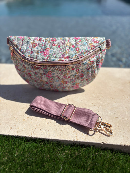 Sac banane en coton matelassé liberty  motif fleuris rose pâle