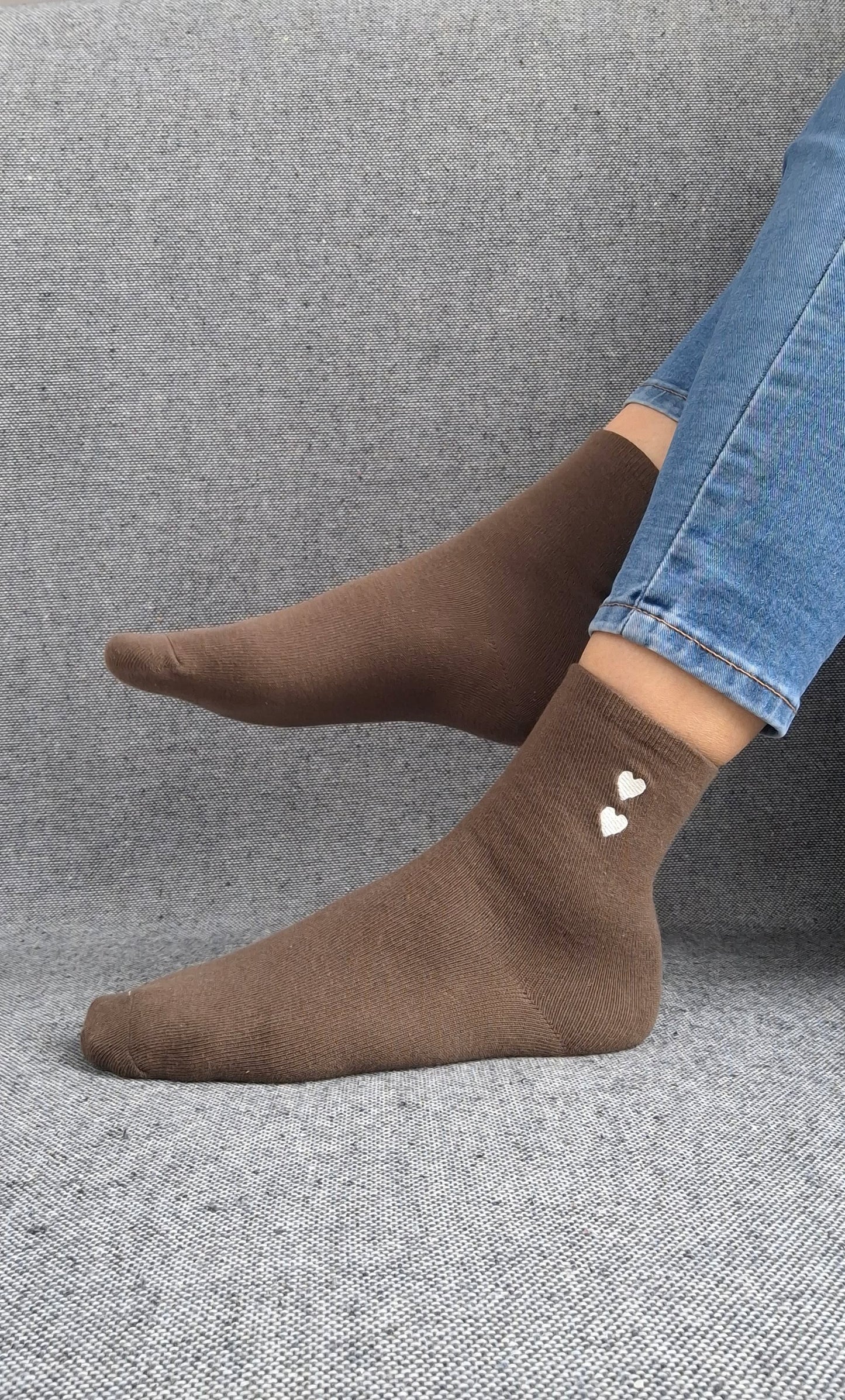 Paire de chaussettes marrons en coton à motif cœurs blancs