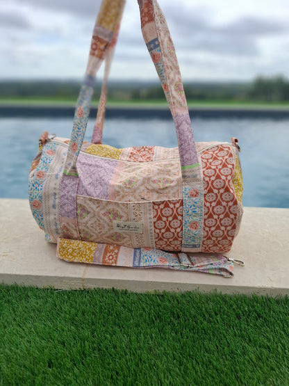 Sac polochon en tissu coton motifs patchwork fleuri avec des motifs géométriques orange rose bleu