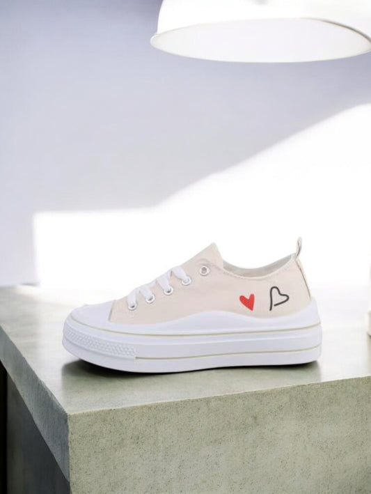 Chaussures baskets basses en tissu toile beige motifs coeurs rouge et noir