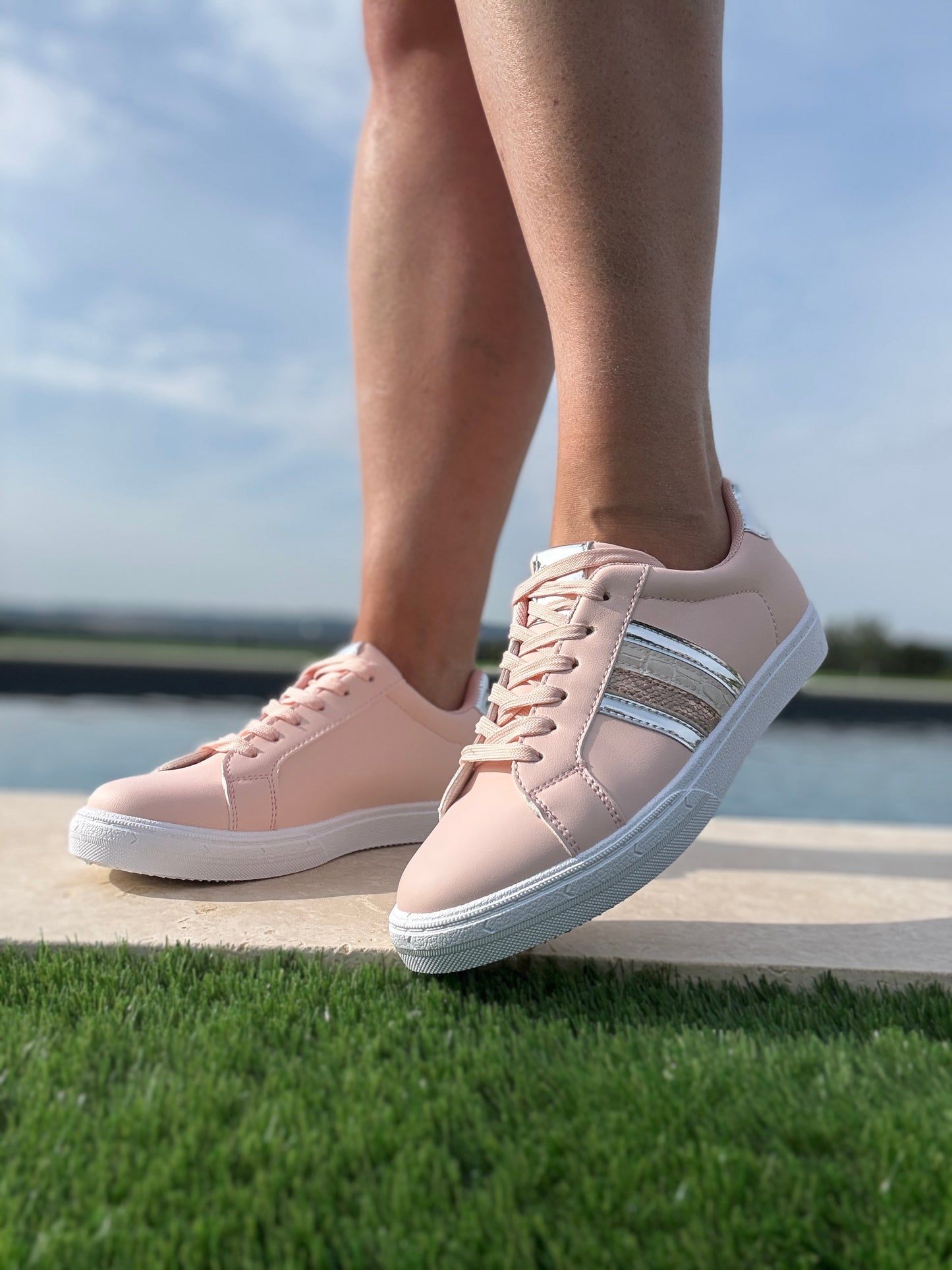 Chaussures baskets rose pâle avec bandes argentées et dorées style sneakers