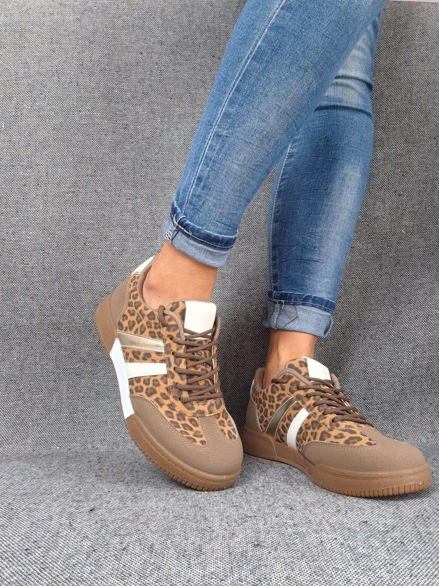 Chaussures baskets imprimé léopard avec bandes blanches et dorées type sneakers
