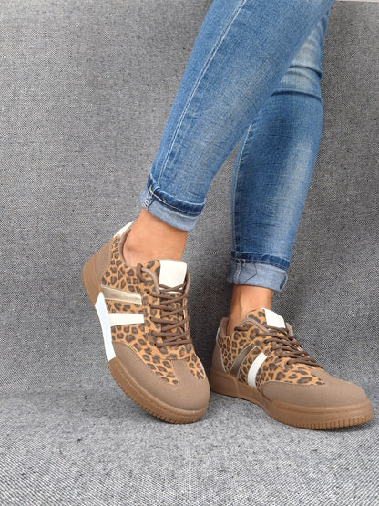 Chaussures baskets imprimé léopard avec bandes blanches et dorées type sneakers