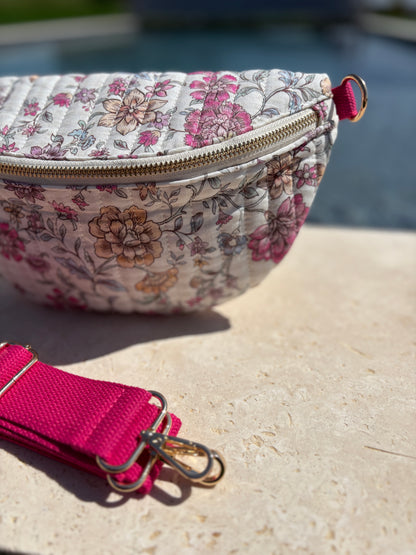 Sac banane en coton matelassé liberty blanc motif floral rose fuschia