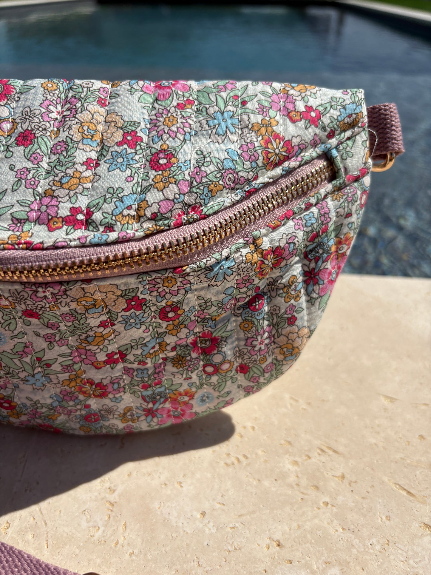 Sac banane en coton matelassé liberty  motif fleuris rose pâle