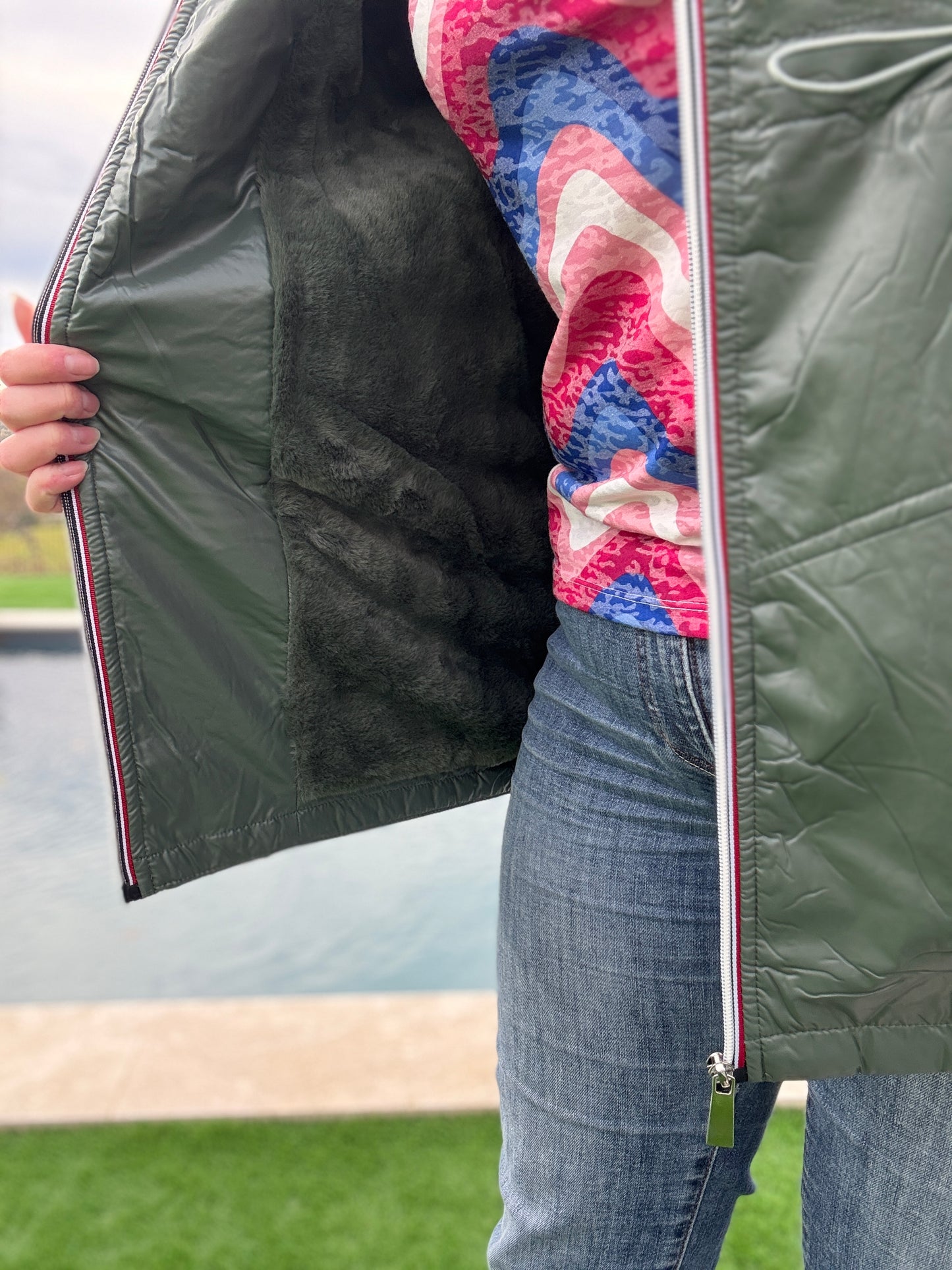 Attrait Paris - Manteau mi-long imperméable fourré resserrable à la taille kaki brillant