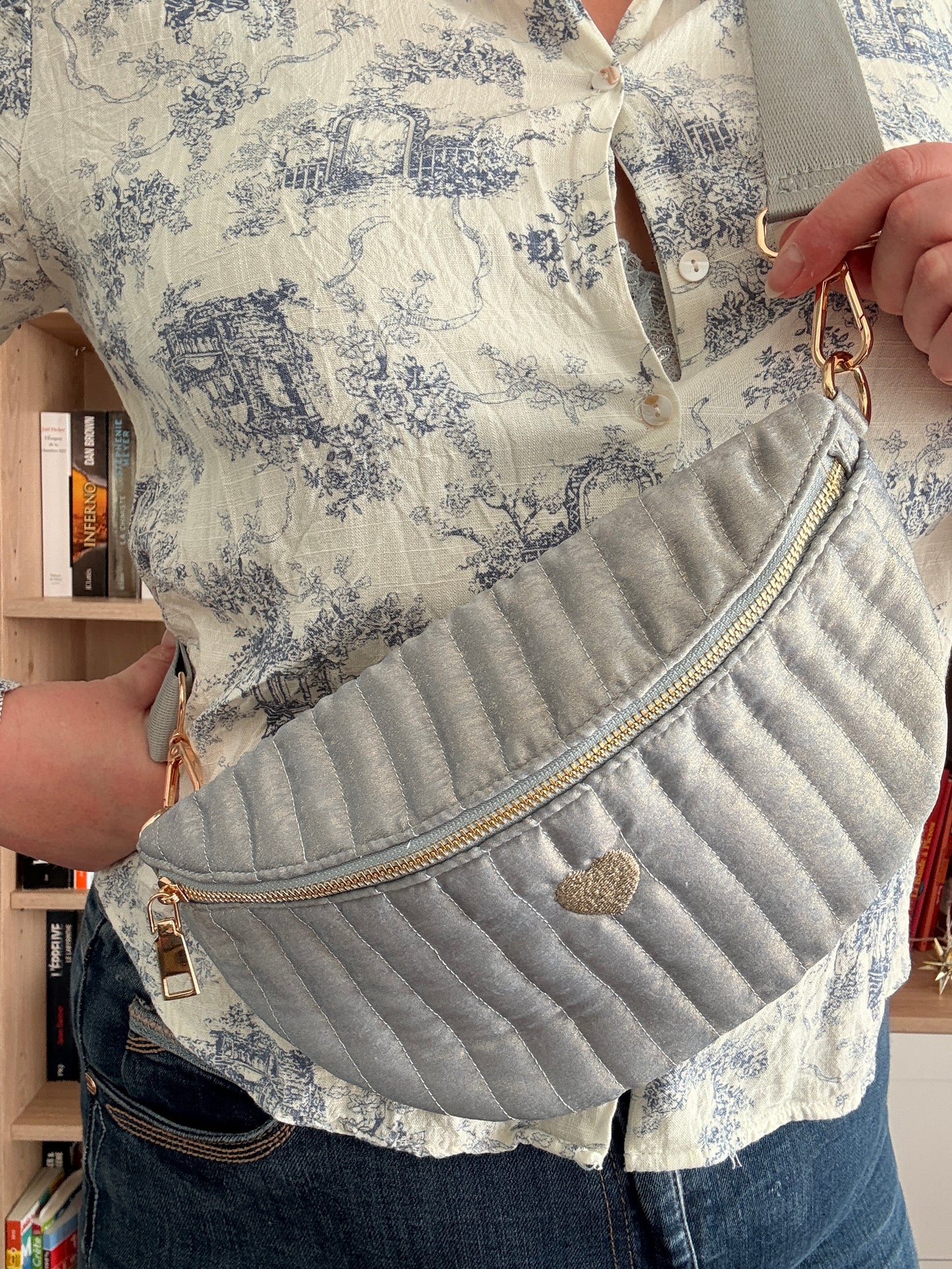 Sac banane bleu clair irisé en tissu texturé relief – style chic et finitions dorées pour femme