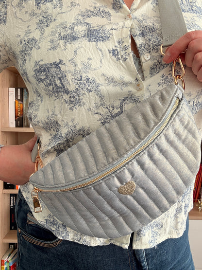 Sac banane bleu clair irisé en tissu texturé relief – style chic et finitions dorées pour femme