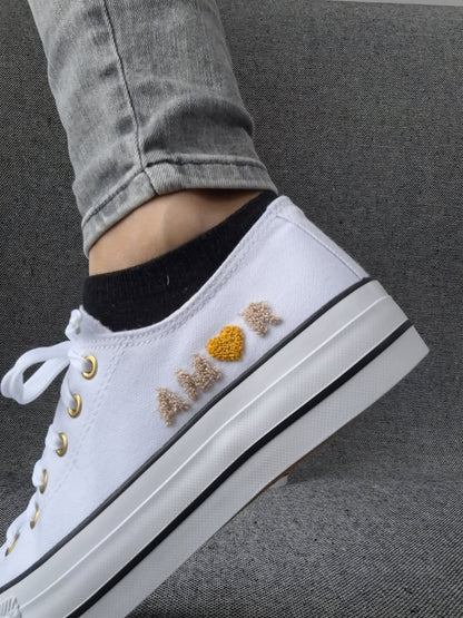 Chaussures baskets basses en toile blanche avec inscription “Amor” style converse