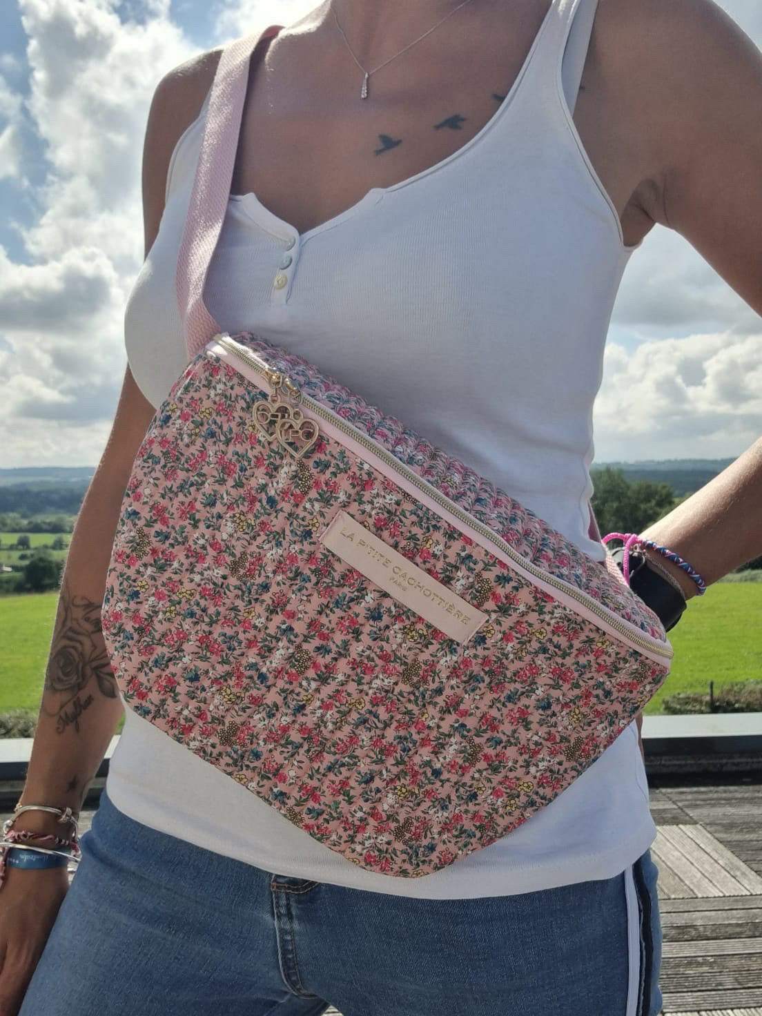 Sac banane en coton liberty fleuri rose « La Ptite cachottière »