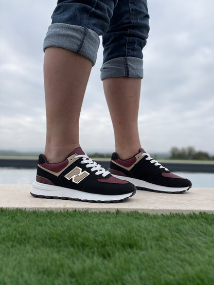 Chaussures baskets noire et rouge bordeaux avec logo stylisé style sneakers