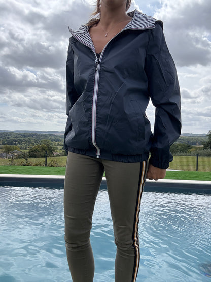 New Lolo - Manteau court mi fesses léger imperméable réversible bleu marine capuche intérieur marin rayé bleu marine blanc