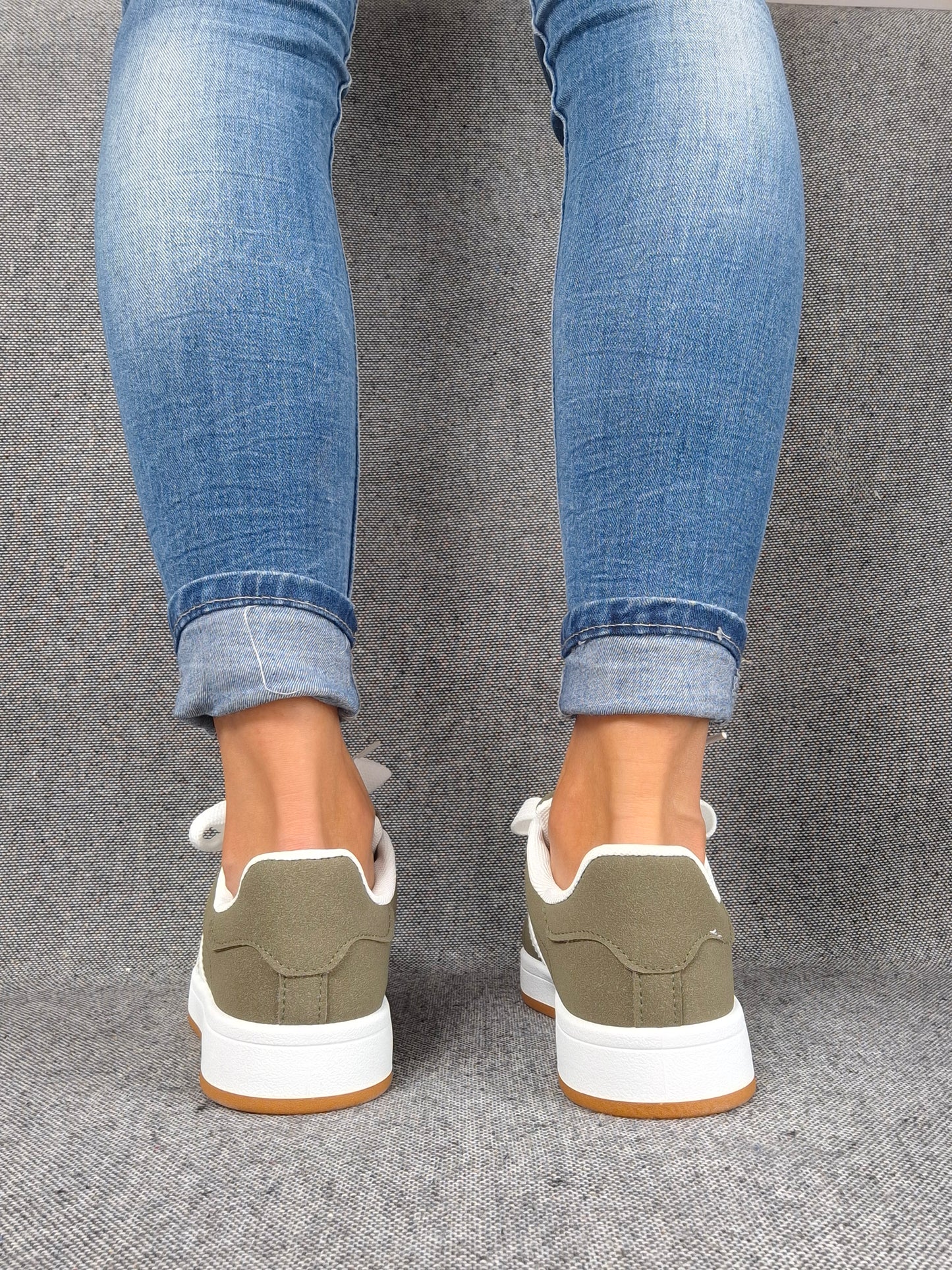 Chaussures baskets basses kaki vert olive à bandes blanches style campus