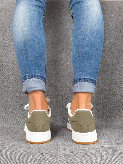 Chaussures baskets basses kaki vert olive à bandes blanches style campus
