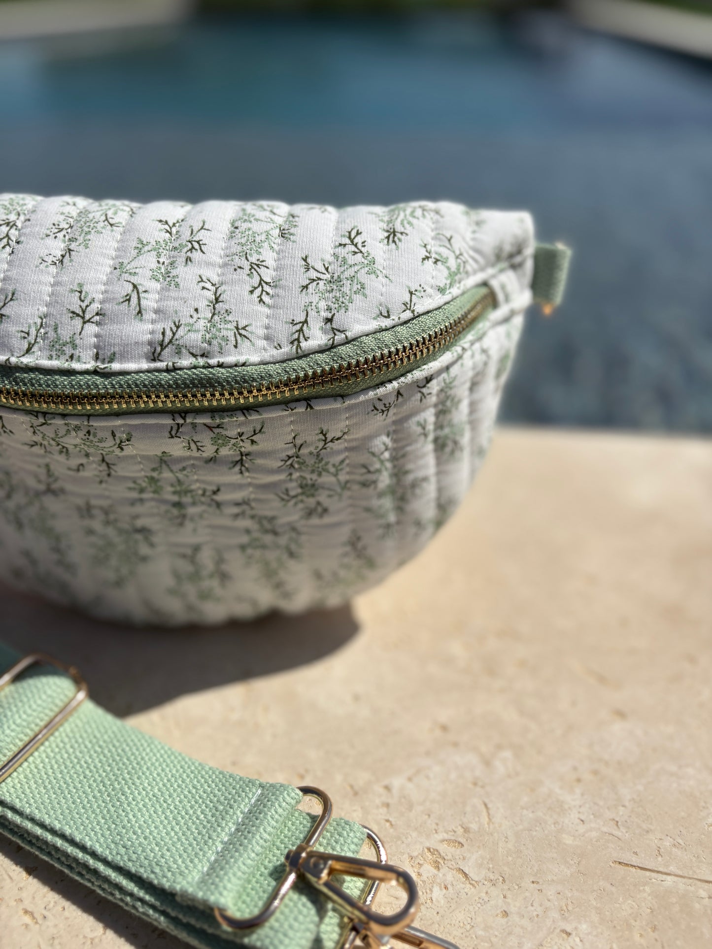 Sac banane en coton matelassé liberty blanc motif floral vert olive