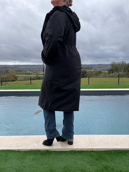 Manteau long réversible noir fausse fourrure avec capuche et cordons de serrage à la taille