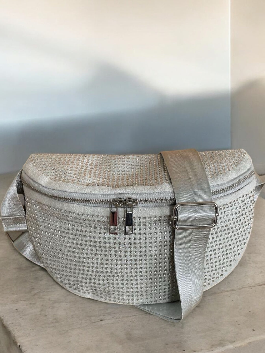 Sac banane toucher velours à strass couleur argent