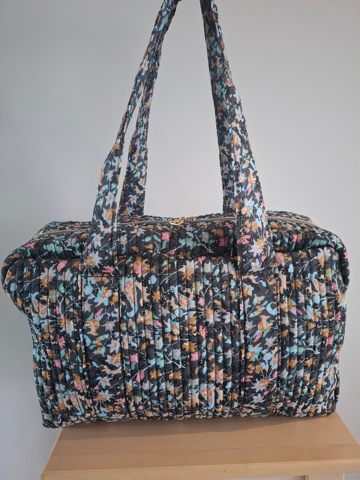 Sac week-end polochon en coton matelassé gris liberty fleuris nuances de rose bleu et orange