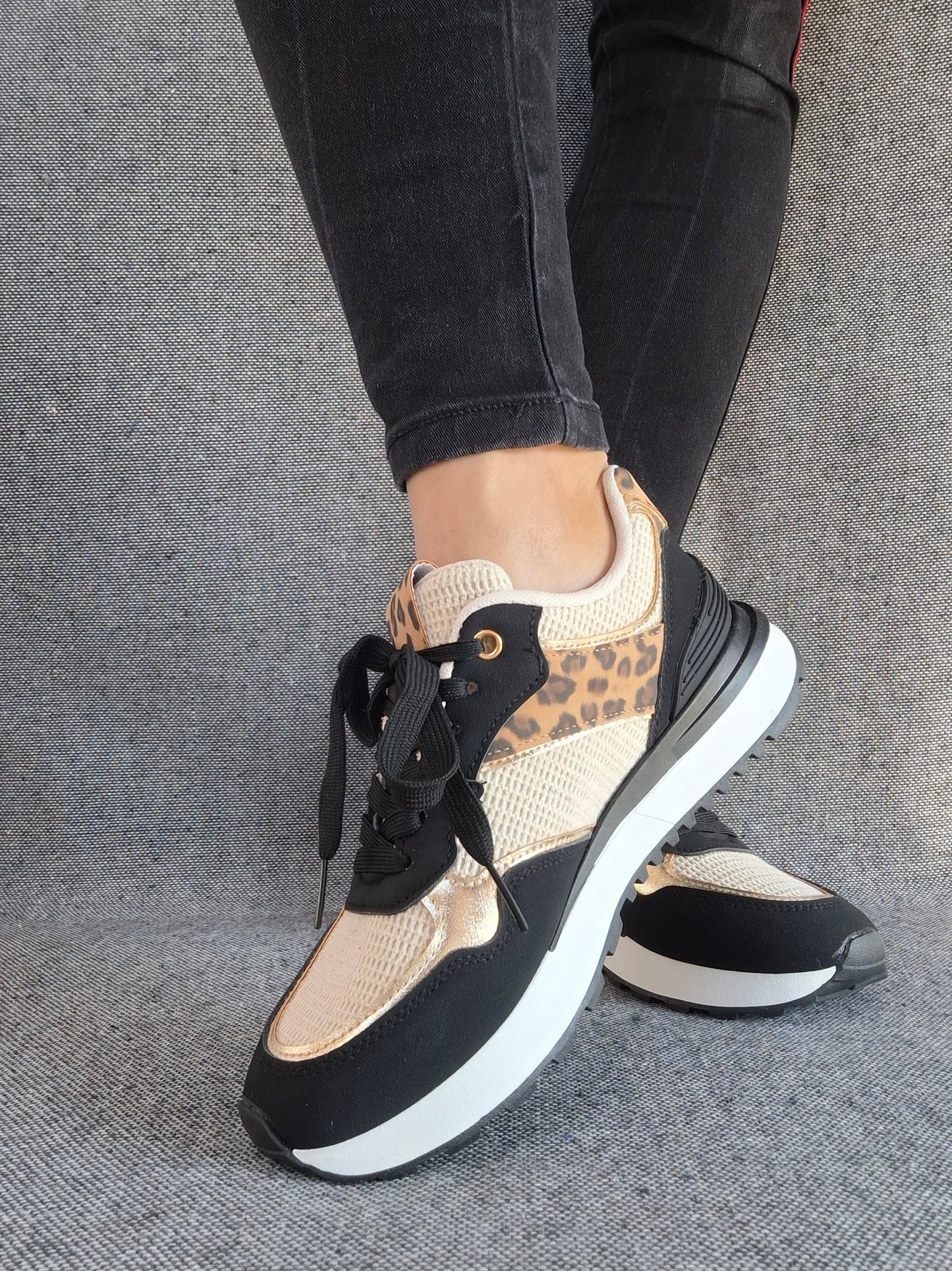 Chaussures baskets en tissu beige et noir avec un motif léopard style sneakers
